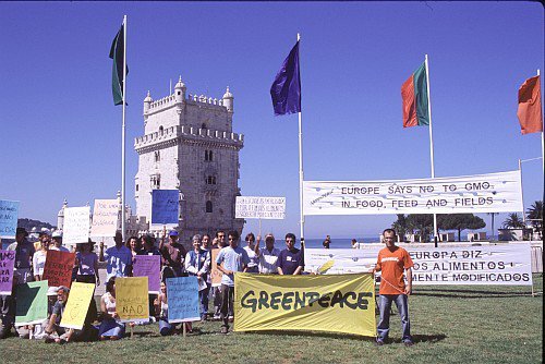2004 - Em Lisboa, e com o apoio do Greenpeace, é (re)lançada a «Plataforma Transgénicos fora do Prato» e servido um pequeno almoço biológico junto à Torre de Belém. © Luís Galrão/QUERCUS